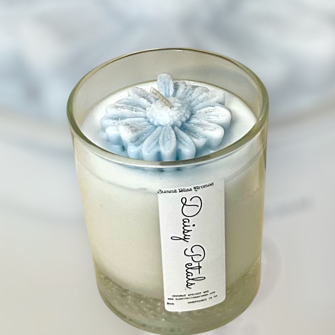 Daisy Petals Candle - Fresh, Floral, and Uplifting