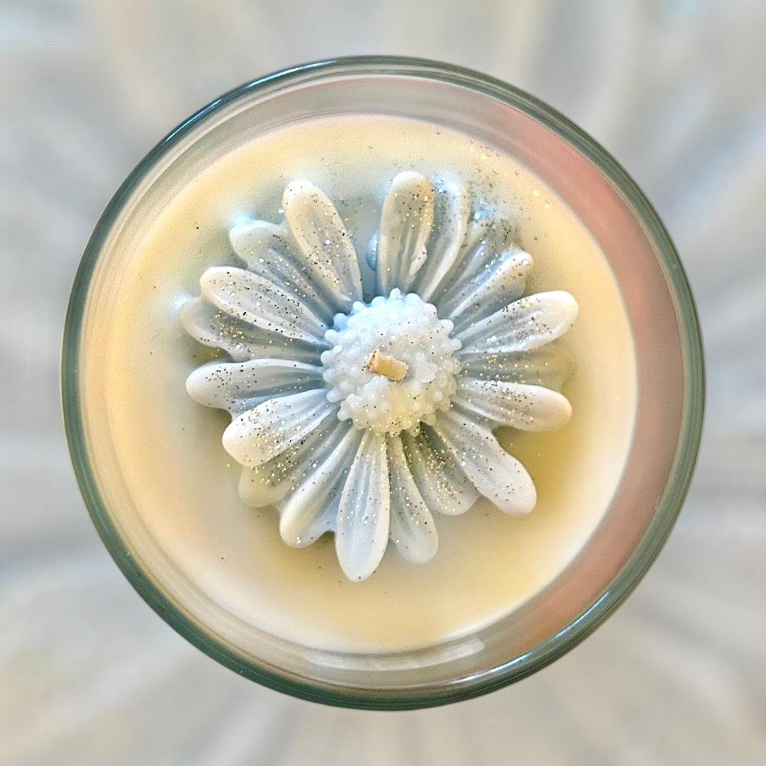 Daisy Petals Candle - Fresh, Floral, and Uplifting